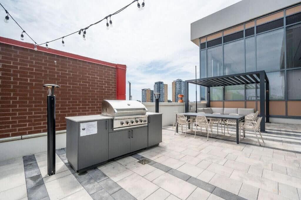 Stylish 2Br Condo - Balcony - Stunning City View Kitchener Eksteriør billede